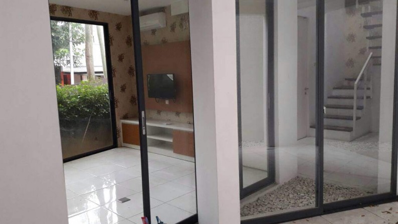 Cluster Terbaru Ozone Town House dengan Interior bergaya Eropa, Veteran, Jakarta Selatan