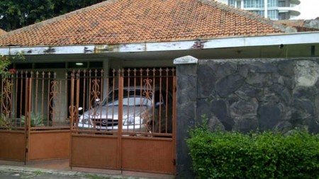 RUMAH STANDAR NAN LUAS DIKAWASAN ELITE KEMANG JAKARTA SELATAN