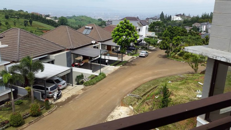 RUMAH 4 TINGKAT DI DAGO PAKAR SPRING HILSS MURAH SEKALI