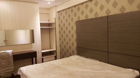 Apartemen di Puncak Kertajaya, Full Furnish, Lantai Parkit, Dinding Wallpaper, View Kota, Siap Huni