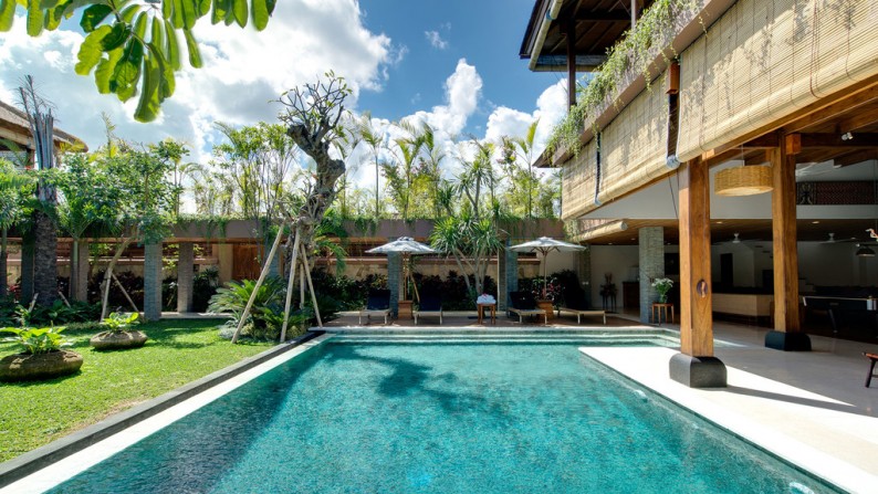 Large Living in Seminyak, 500m from Beach