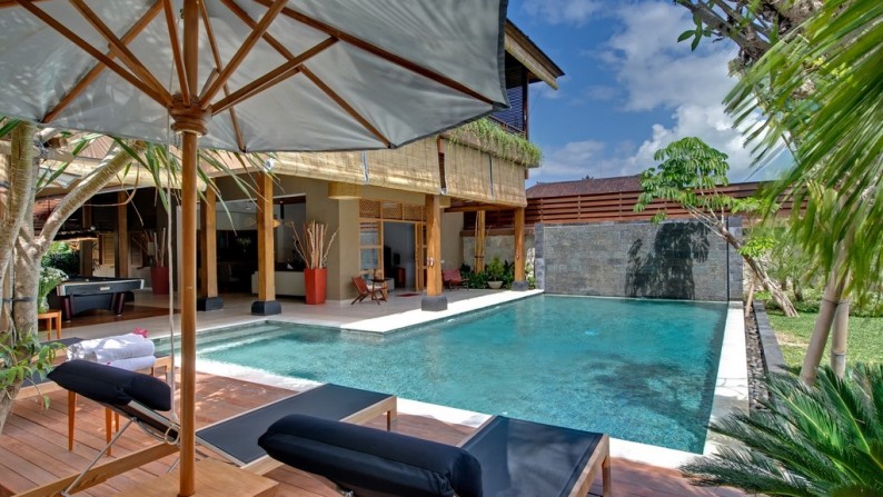 Large Living in Seminyak, 500m from Beach