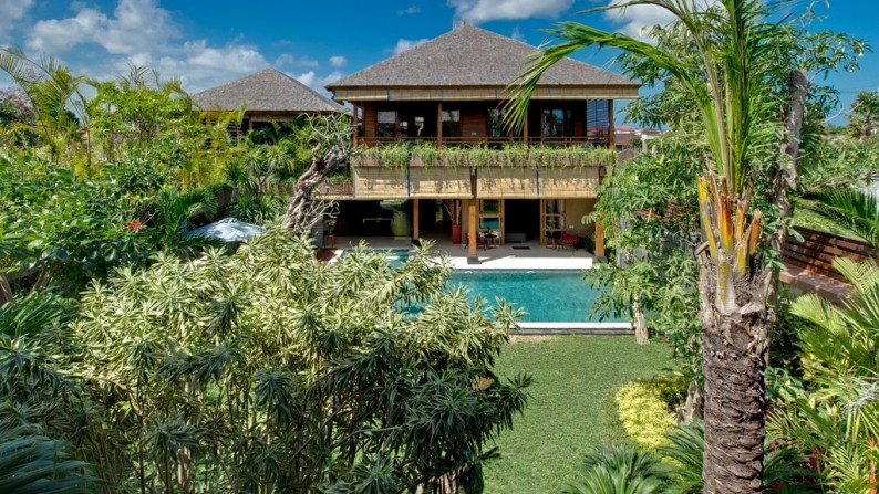 Large Living in Seminyak, 500m from Beach