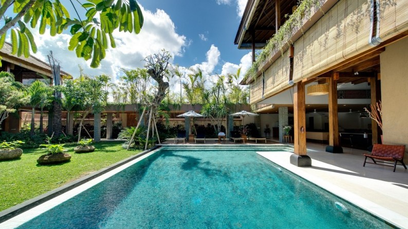 Large Living in Seminyak, 500m from Beach