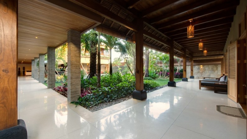 Large Living in Seminyak, 500m from Beach