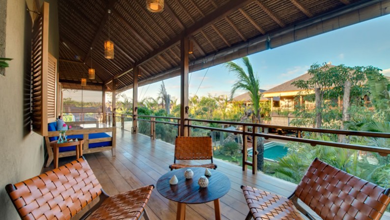 Large Living in Seminyak, 500m from Beach