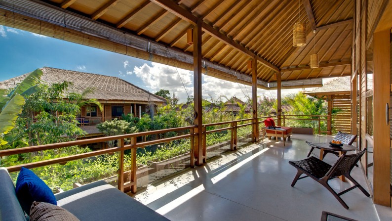 Large Living in Seminyak, 500m from Beach