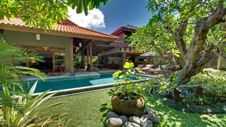 Freehold Charming Villa 4 Bedrooms in Heart of Seminyak