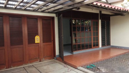 DISEWAKAN RUMAH DI PURI INDAH MIN SEWA 2 TH IDR 70 JT/TH