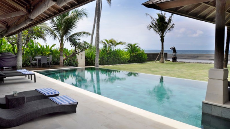 Absolute Beachfront Villa at Saba Beach