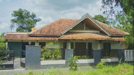 RUMAH DENGAN KONSEP RUMAH TROPIS, DI JL JATI REJO, MLATI, SLEMAN.