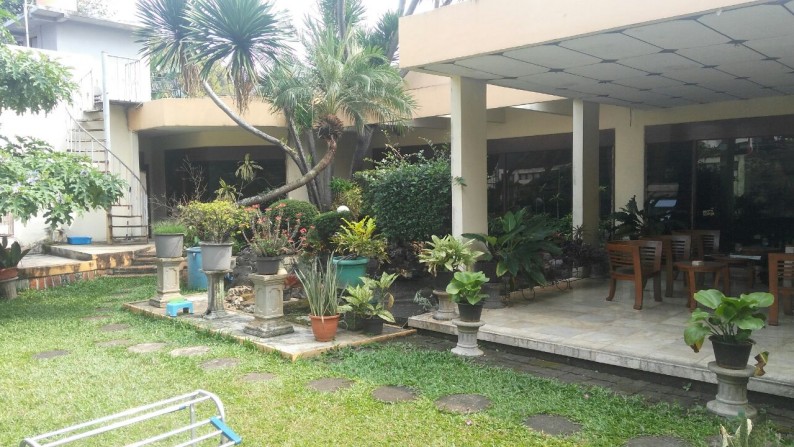 Rumah Lama Terawat dengan Lokasi Strategis @ Pejaten Barat Raya, Jakarta Selatan