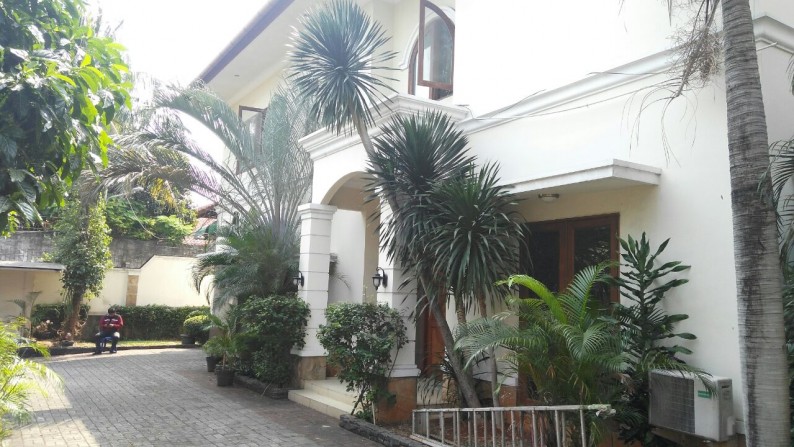 Rumah Dengan Lokasi Strategis @ Kemang Barat Raya, Jakarta Selatan