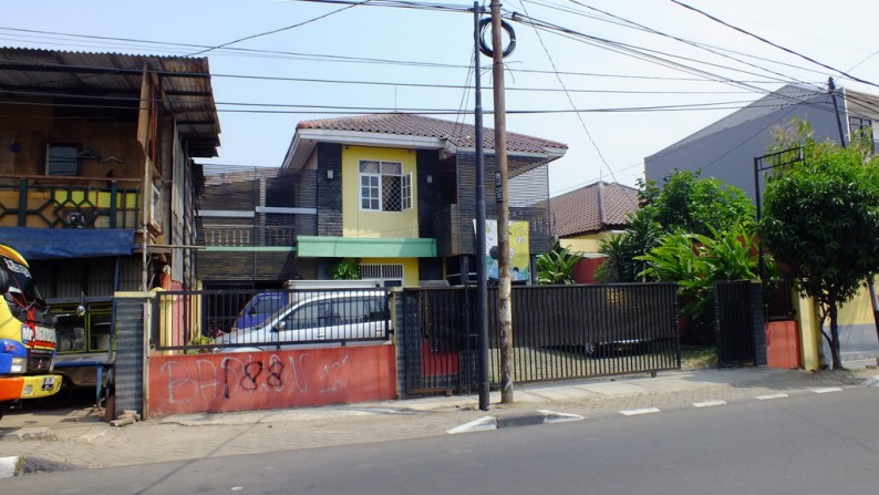 Rumah pinggir jalan,nyaman,siap huni di Pesanggrahan Jakarta Selatan