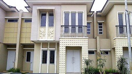 Rumah Minimalis Dijual di Water Spring, depan taman