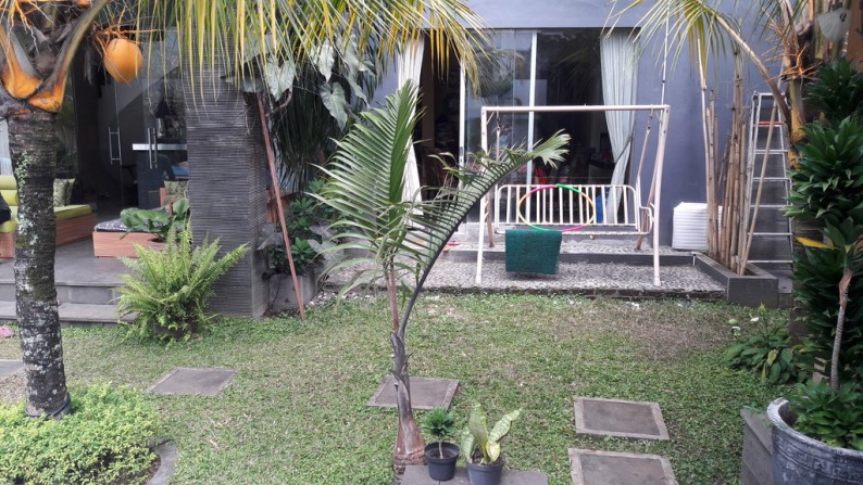 Rumah dengan Kolam Renang , kompleks SETRARIA