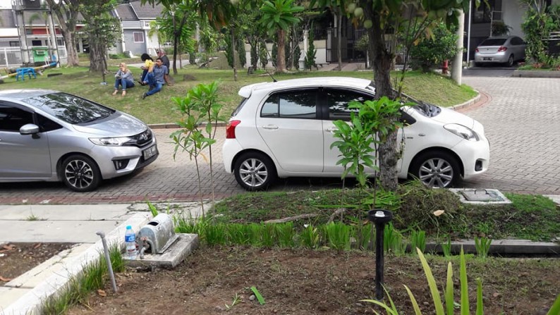 Rumah mungil asri, lokasi didepan taman yang asri juga