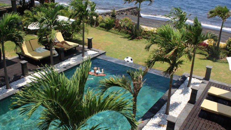 Villa cantik menghadap laut di bali