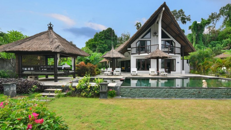 Villa cantik menghadap laut di lovina bali