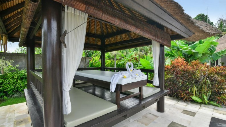 Villa cantik menghadap laut di lovina bali