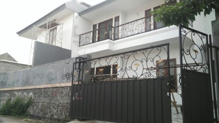 Rumah Mediterian Gress Baru 2 Lantai Harga  Murah di Rempoa Ciputat Timur