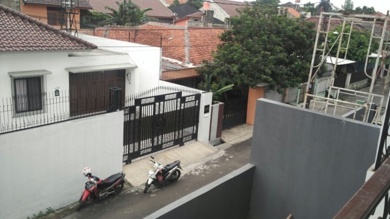 Rumah Mediterian Gress Baru 2 Lantai Harga  Murah di Rempoa Ciputat Timur