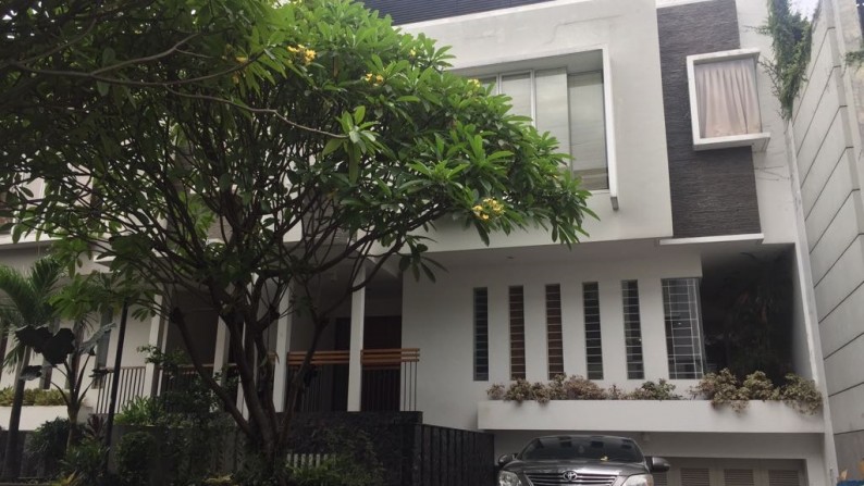 Rumah minimalis,cantik,asri di Kebayoran Lama,4000 U$ /BULAN