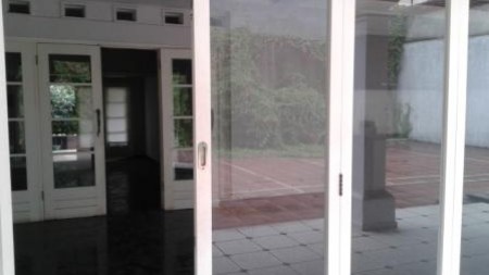 Rumah di area komersial Menteng untuk usaha