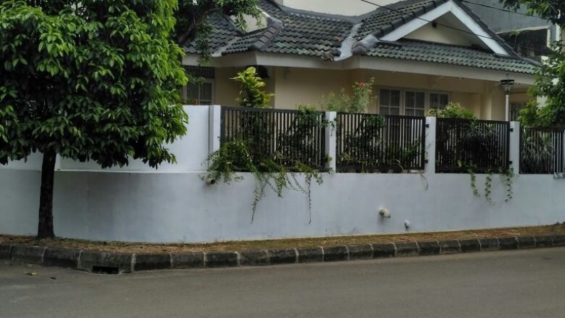 Rumah siap huni,bagus sekali,jalan lebar di Bintaro Jaya 9