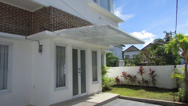 Rumah Modern 4+1 di Perumahan Aman Jimbaran