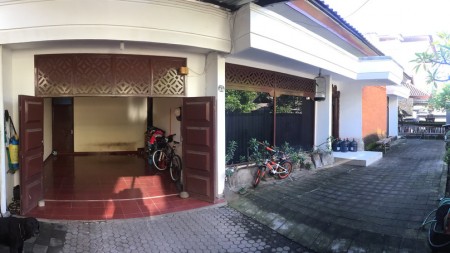 rumah di lingkungan elit renon