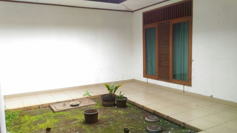 Rumah Hook Besar Tenang dan Asri Di Cinere