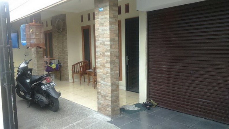 Dijual Rumah Induk Strategis + 2 Rumah Kontrakan di Kebon Jeruk - Jakarta Barat