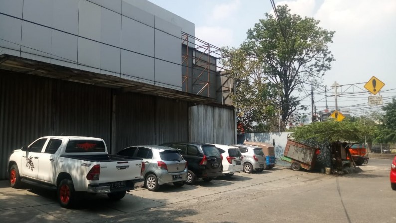 Dijual gandeng ex Show Room mobil, akses ke pintu tol Ancol