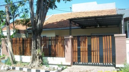 Rumah di Tenggilis Utara, Bagus + Terawat, Row Jalan depan Lebar + Paving, Siap Huni