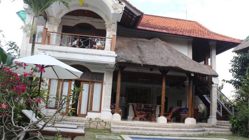 A Beautiful 4 bedrooms Villa with Extra Joglo on 470 sq m of Freehold Land For Sale just 8 Minutes from Ubud Center