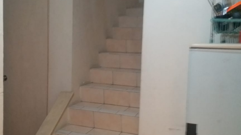 Dijual Townhouse Taman Paris 2 Lantai Untuk 8 Kamar Kost Isi Full - Lippo Karawaci