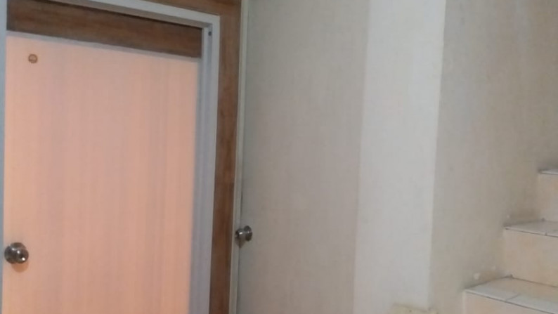 Dijual Townhouse Taman Paris 2 Lantai Untuk 8 Kamar Kost Isi Full - Lippo Karawaci