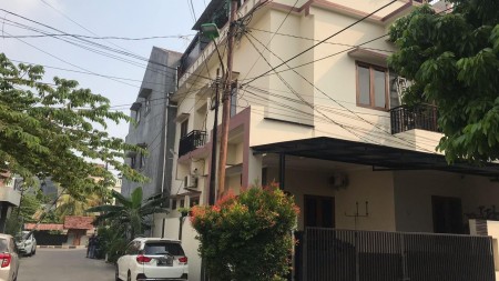 Rumah 2,5 Lantai Hoek yg Asri dan Minimalis di sekitar Kelapa Gading , Jakarta Utara