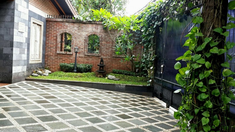 Rumah hunian bergaya Vintage, nyaman, tenang dan aman, halaman luas di Cibubur Jakarta Timur