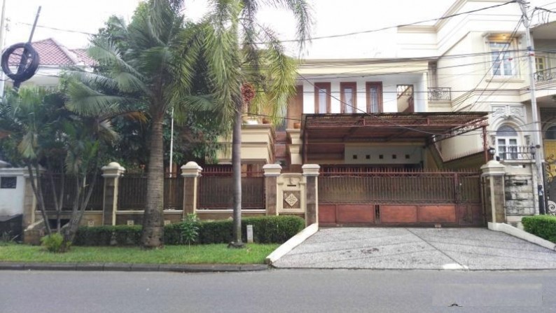 Rumah siap huni ,asri di Pondok Indah