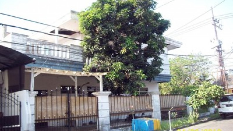 Rumah di Klampis Anom, Bagus, Terawat, Row Jalan depan Lebar + Paving, Hoek, Siap Huni. - YA -