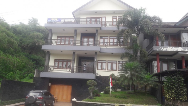 Villa Resor Dago Pakar , 4 lantai , view kota Bandung