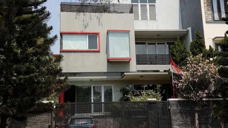 Dijual Cepat dan Murah  Rumah design arsitek terkenal ,Pinggir Jalan  Mitra Gading Villa bisa peruntukan untuk Usaha.