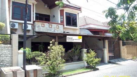 Rumah 2 Lantai, Bagus + Terawat, Row Jalan Lebar + Paving, Siap Huni