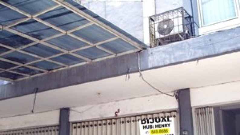 Ruko di Kedung Cowek, Lokasi Strategis, Nol Jalan Raya, Ramai, Siap Huni, Cocok untuk Kantor / Klinik / Resto dll - HY -