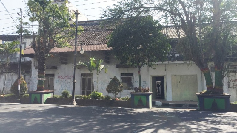 RUMAH TUA, BERADA DIPINGGIR JL PEMUDA, PUSAT BISNIS, PERTOKOAN, DLL