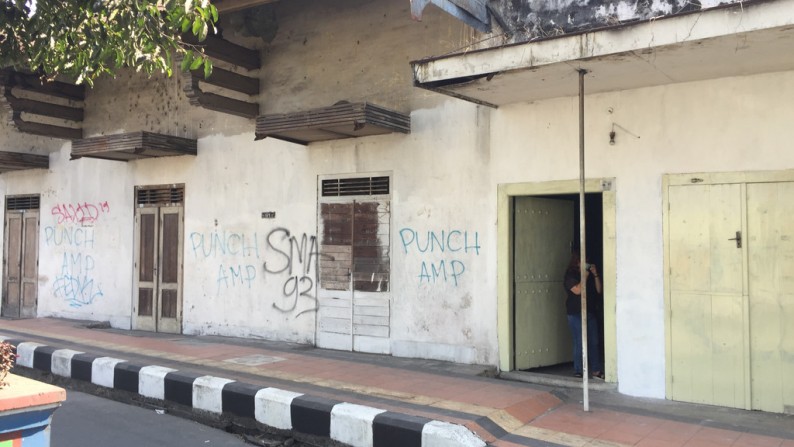 RUMAH TUA, BERADA DIPINGGIR JL PEMUDA, PUSAT BISNIS, PERTOKOAN, DLL