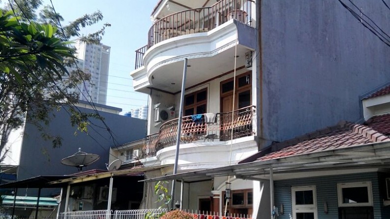 Rumah 3 Lantai Di Kelapa Gading