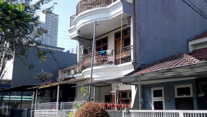 Rumah 3 Lantai Di Kelapa Gading